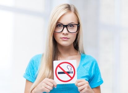 fata care deține o interdicție de fumat la intrare