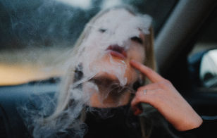 Fata fumatoare